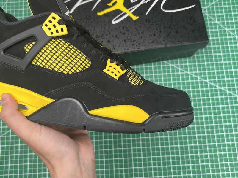 Air Jordan 4 Retro 'Thunder' 2023 Quality Reps