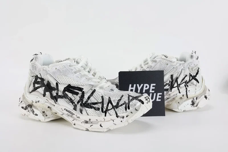 Runner Graffiti Sneaker in white and black mesh and nylon