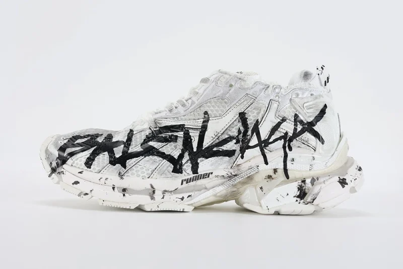 Runner Graffiti Sneaker in white and black mesh and nylon