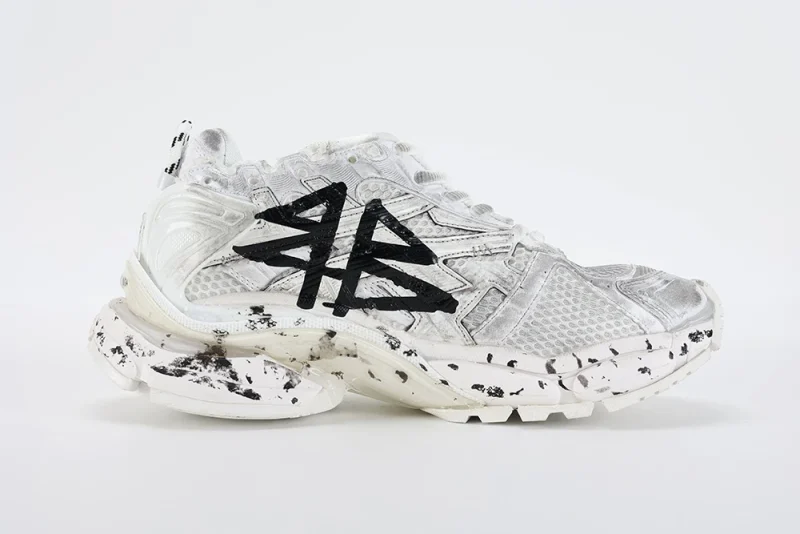 Runner Graffiti Sneaker in white and black mesh and nylon