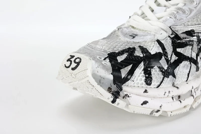 Runner Graffiti Sneaker in white and black mesh and nylon