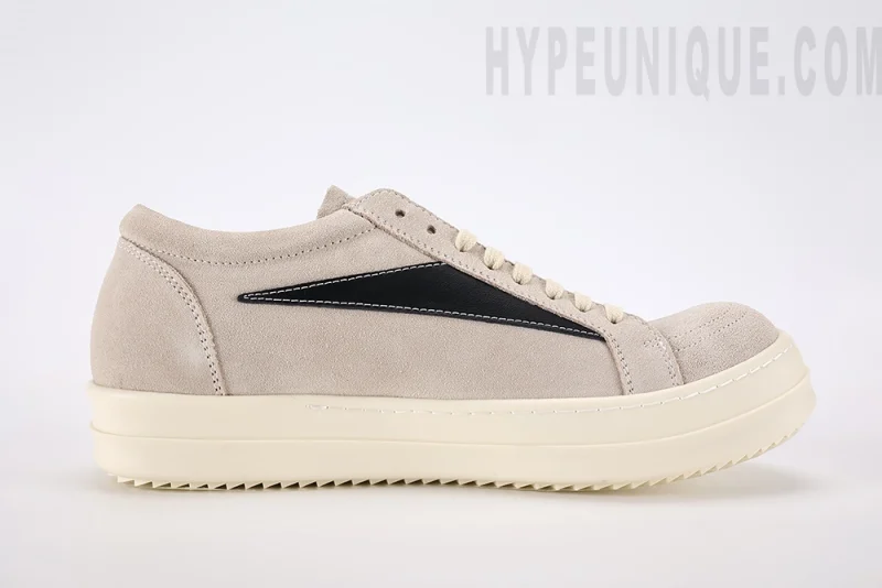 The Rick Owens Low-Top Sneakers ‘Beige’ showcase a minimalist yet distinctive design, true to the designer’s avant-garde aesthetic. Crafted from premium beige leather, they feature elongated laces and a chunky rubber sole that adds a bold touch. The neutral color palette ensures versatility with various outfits, while high-quality materials offer comfort and durability. Ideal for those seeking a blend of edgy style and everyday functionality in their footwear. hypeuunique