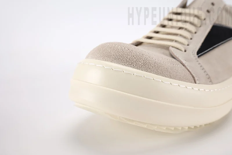 The Rick Owens Low-Top Sneakers ‘Beige’ showcase a minimalist yet distinctive design, true to the designer’s avant-garde aesthetic. Crafted from premium beige leather, they feature elongated laces and a chunky rubber sole that adds a bold touch. The neutral color palette ensures versatility with various outfits, while high-quality materials offer comfort and durability. Ideal for those seeking a blend of edgy style and everyday functionality in their footwear. hypeuunique