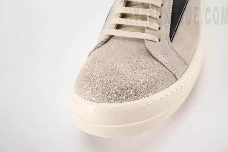 The Rick Owens Low-Top Sneakers ‘Beige’ showcase a minimalist yet distinctive design, true to the designer’s avant-garde aesthetic. Crafted from premium beige leather, they feature elongated laces and a chunky rubber sole that adds a bold touch. The neutral color palette ensures versatility with various outfits, while high-quality materials offer comfort and durability. Ideal for those seeking a blend of edgy style and everyday functionality in their footwear. hypeuunique