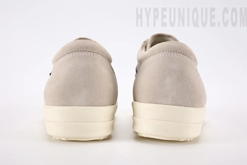 The Rick Owens Low-Top Sneakers ‘Beige’ showcase a minimalist yet distinctive design, true to the designer’s avant-garde aesthetic. Crafted from premium beige leather, they feature elongated laces and a chunky rubber sole that adds a bold touch. The neutral color palette ensures versatility with various outfits, while high-quality materials offer comfort and durability. Ideal for those seeking a blend of edgy style and everyday functionality in their footwear. hypeuunique