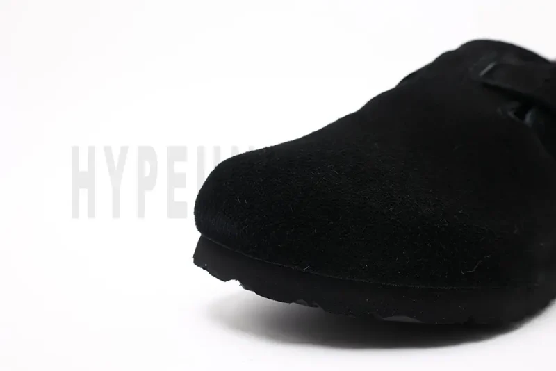 a pair of black slipperst