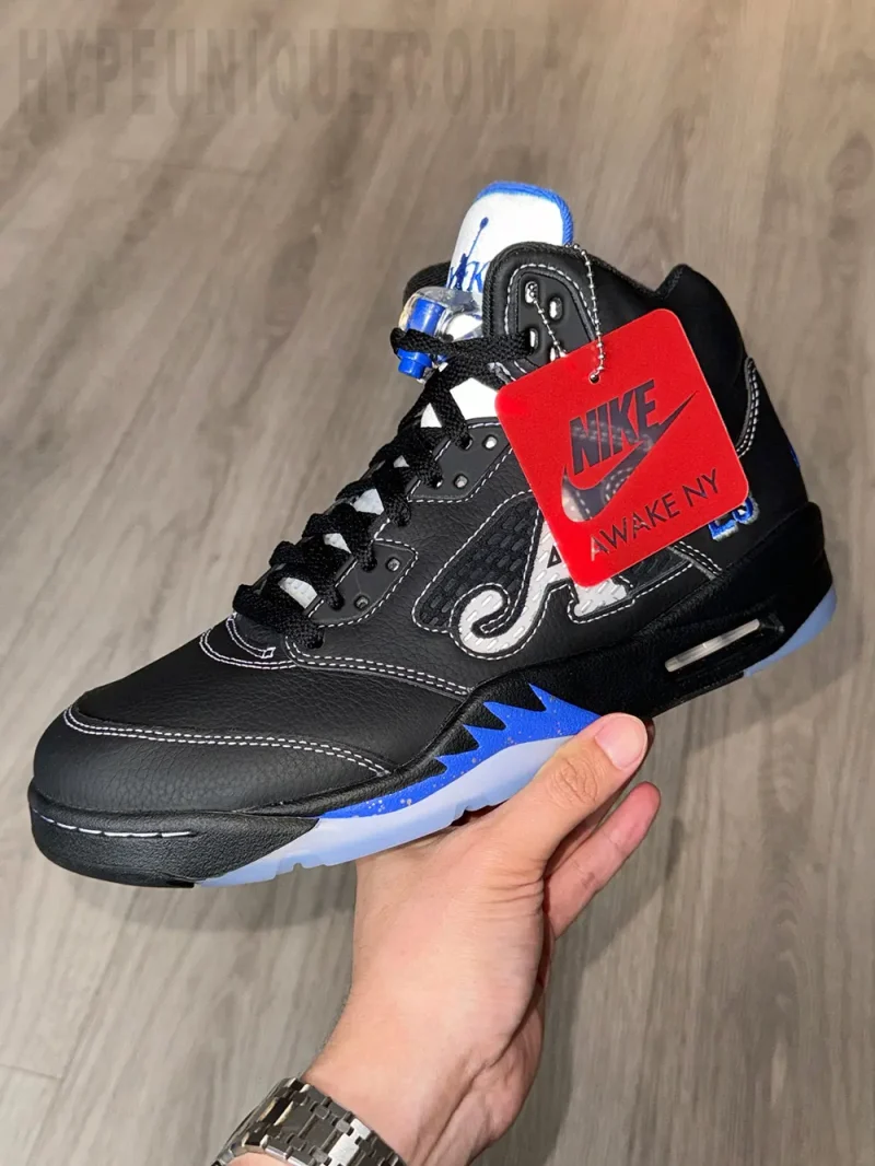 Details on the outside of the shoe