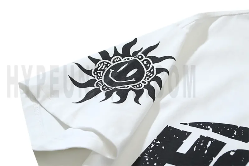 Artistic motifs displayed on sleeves