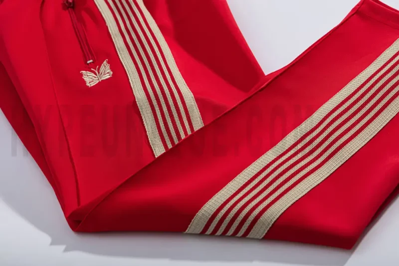Side stripe detailing on red pants.