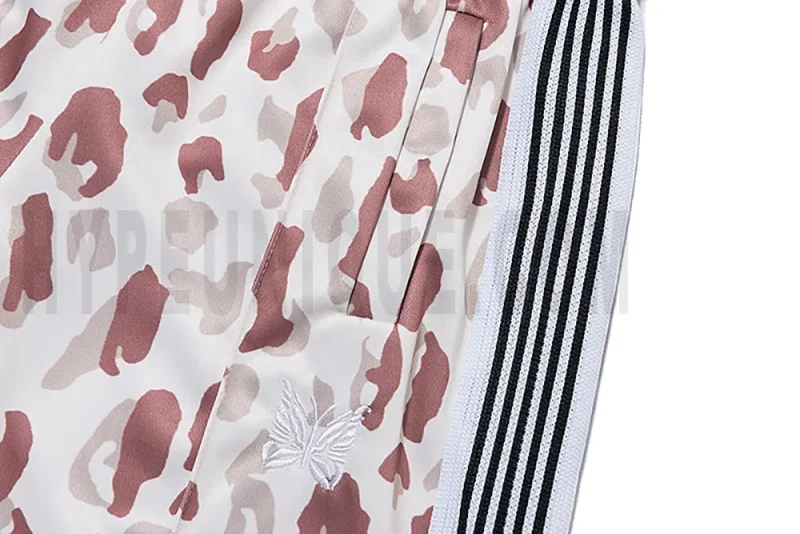 Side stripe detailing on pants.