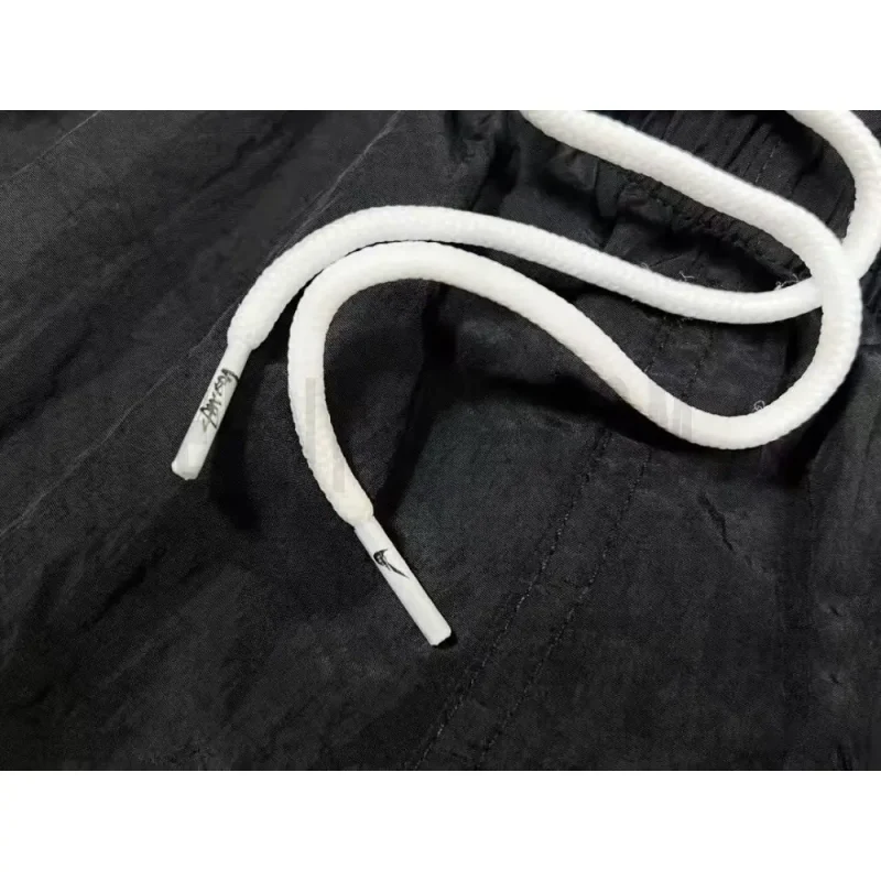White drawstring design.