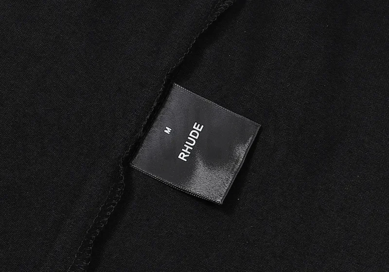 Simple and elegant wash tag with a premium texture.