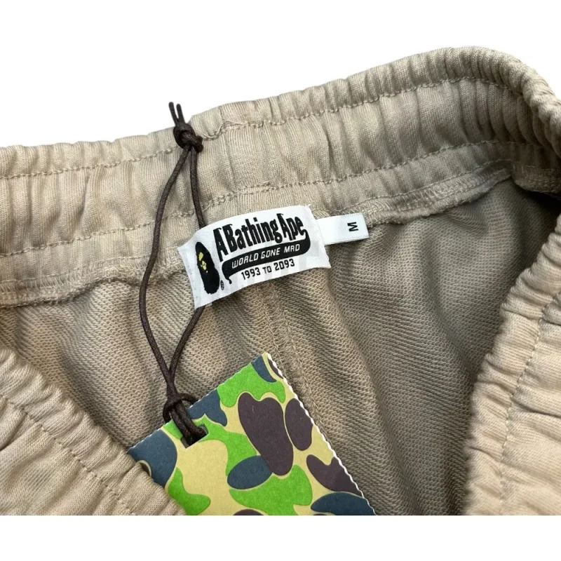 Elastic waistband detail image of the pants