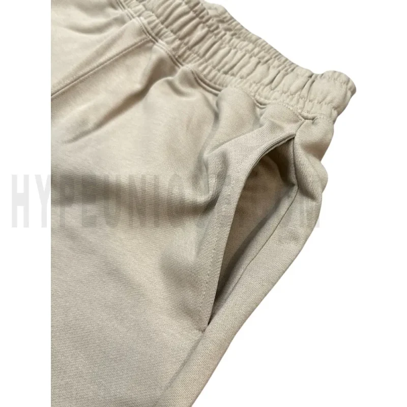Elastic waistband detail image of the pants