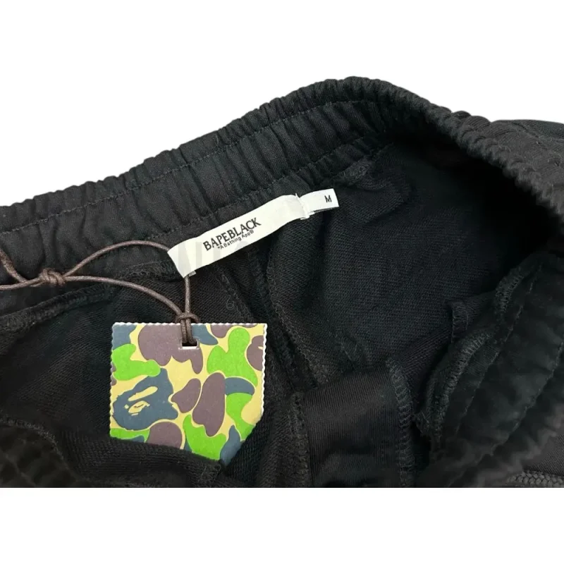 Elastic waistband detail image of the pants
