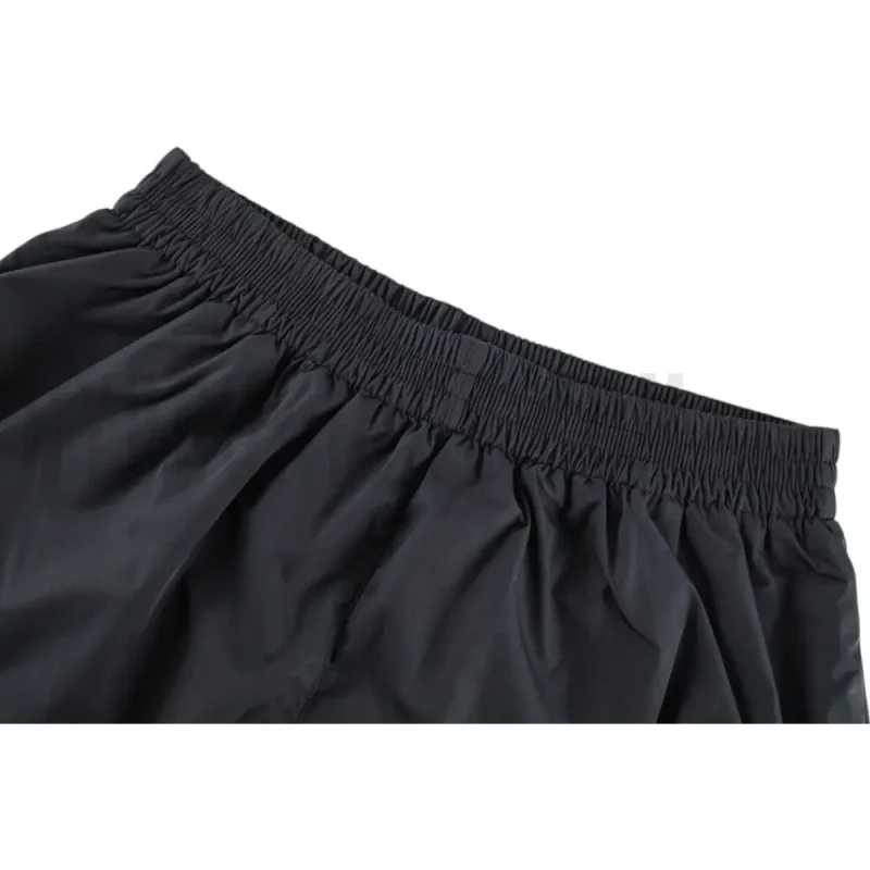 Elastic waistband detail image of the shorts