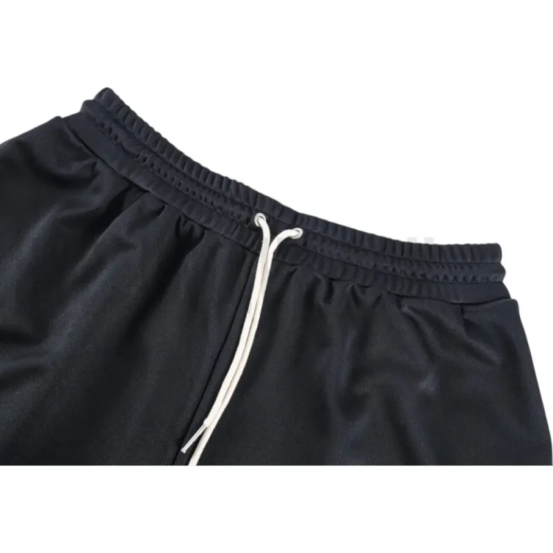 Elastic waistband detail image of the pants