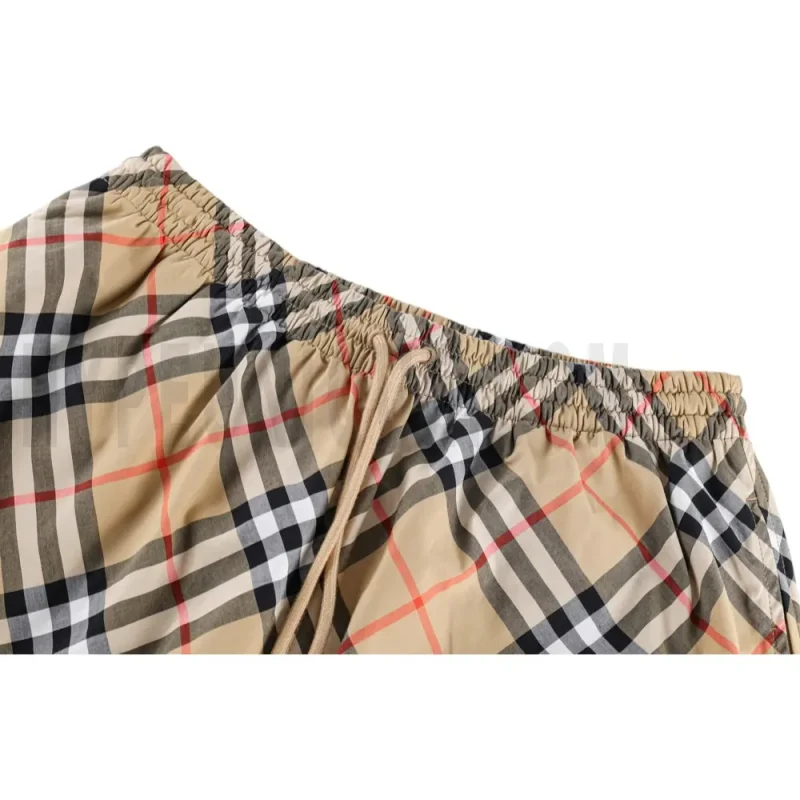 Elastic waistband detail image of the shorts