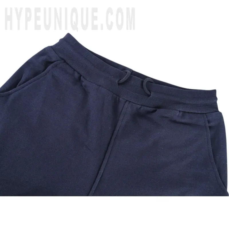 Elastic waistband detail image of the pants