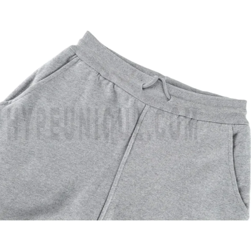 Elastic waistband detail image of the pants