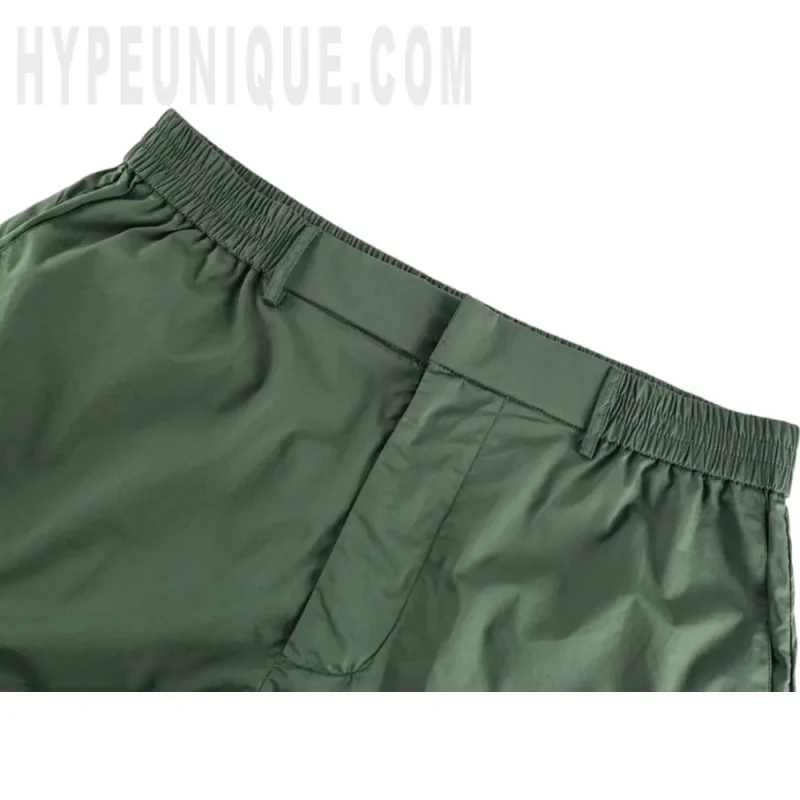 Elastic waistband detail image of the pants