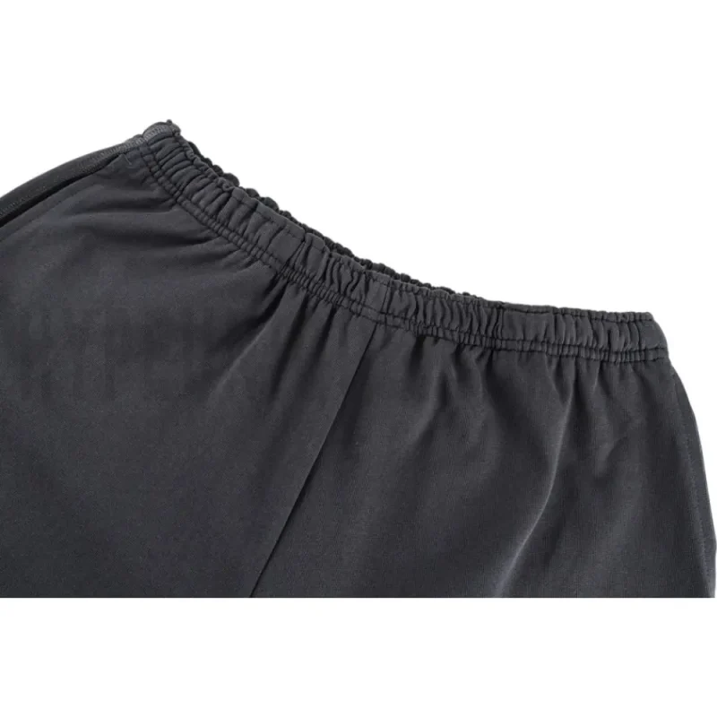 Elastic waistband detail image of the pants