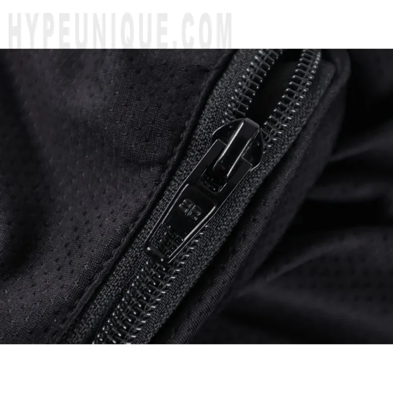 Zipper detail of the pants