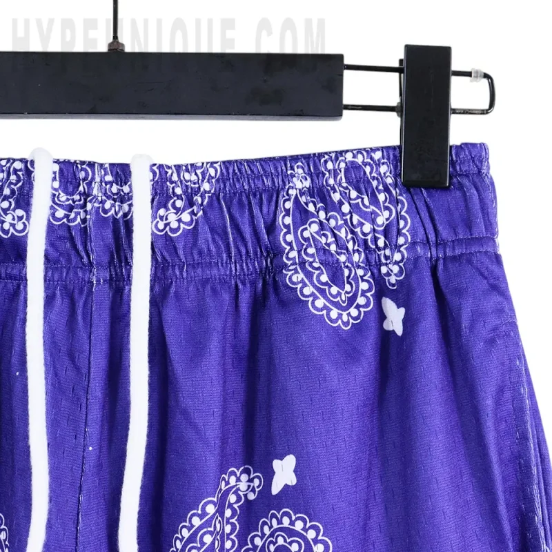 Elastic waistband detail image of the pants