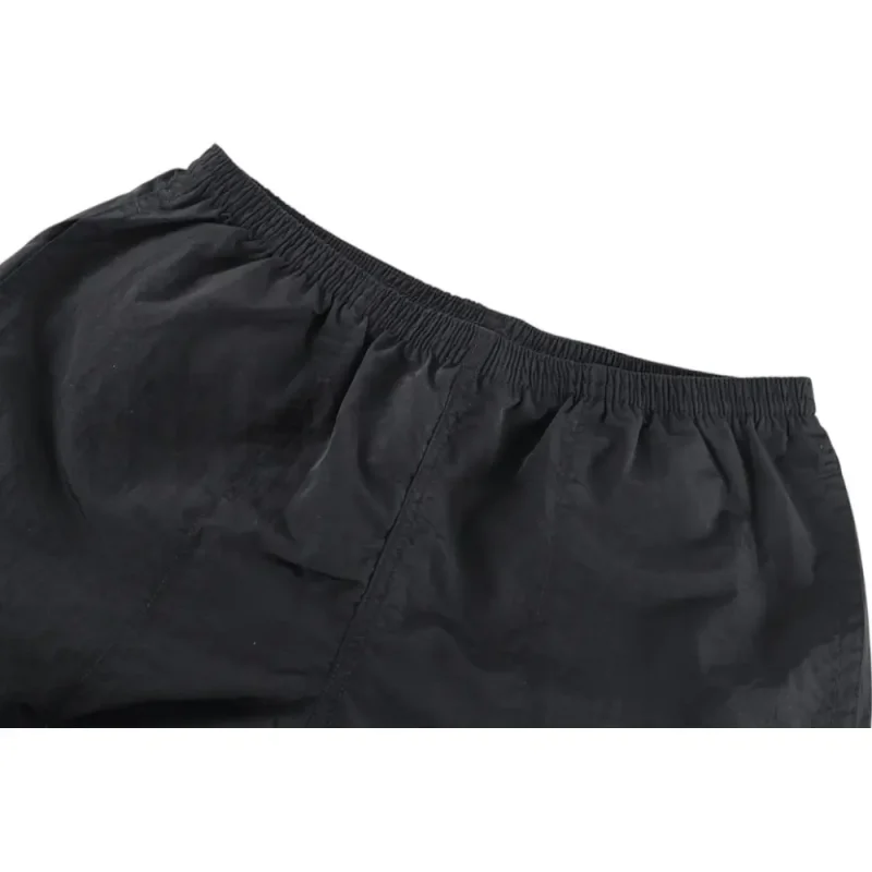 Elastic waistband detail image of the pants