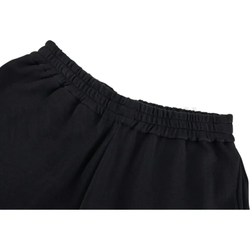 Elastic waistband detail image of the shorts