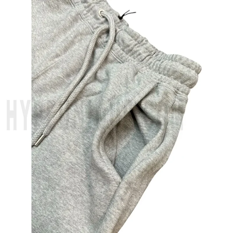 Elastic waistband detail image of the pants