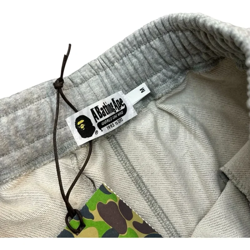 Elastic waistband detail image of the pants