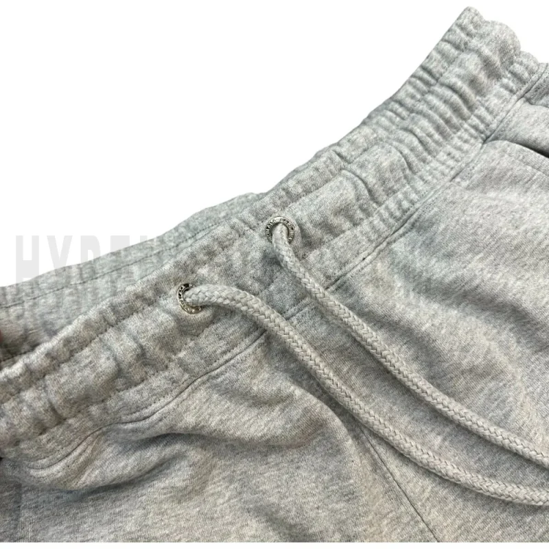 Elastic waistband detail image of the pants