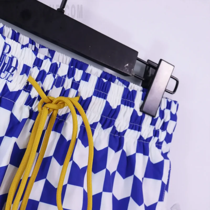 Elastic waistband detail image of the pants