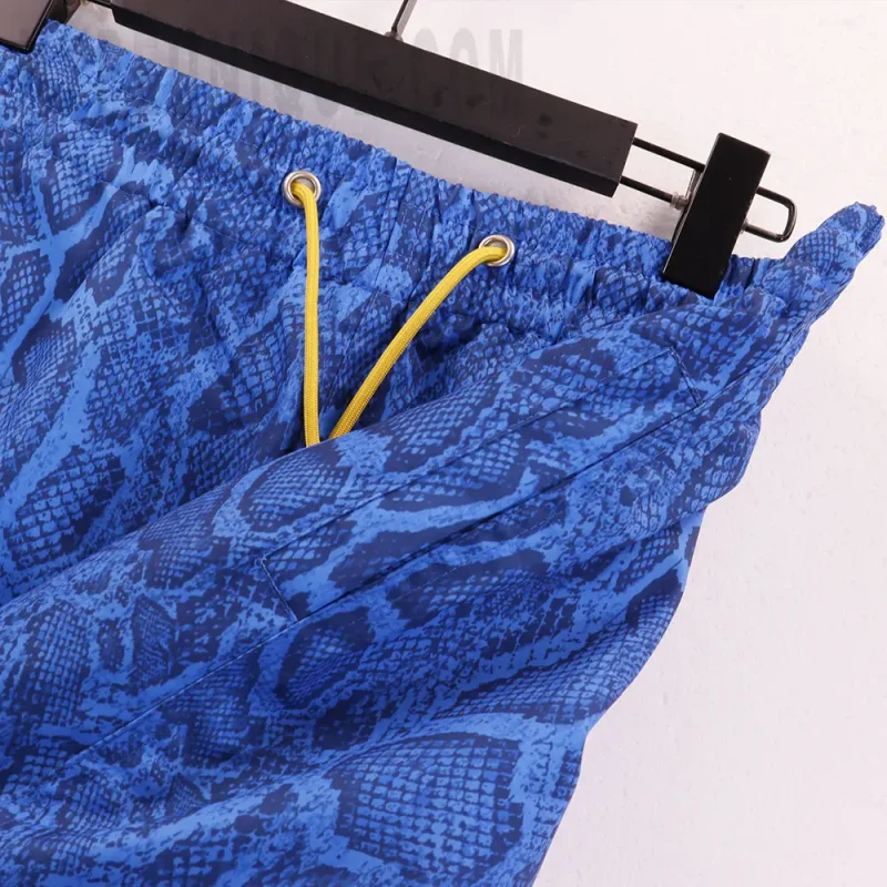 Elastic waistband detail image of the pants