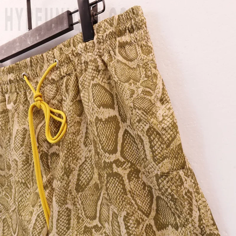 Elastic waistband detail image of the pants
