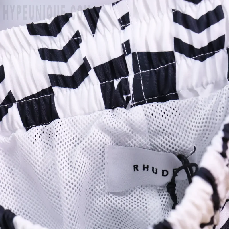 Elastic waistband detail image of the pants
