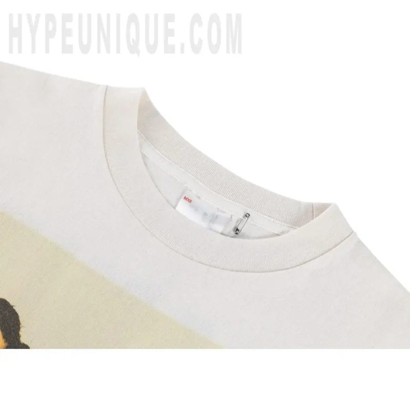 Close-up of the collar detail