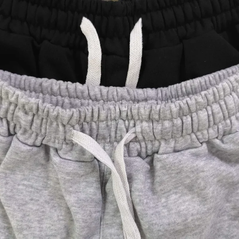 Elastic waistband detail image of the pants