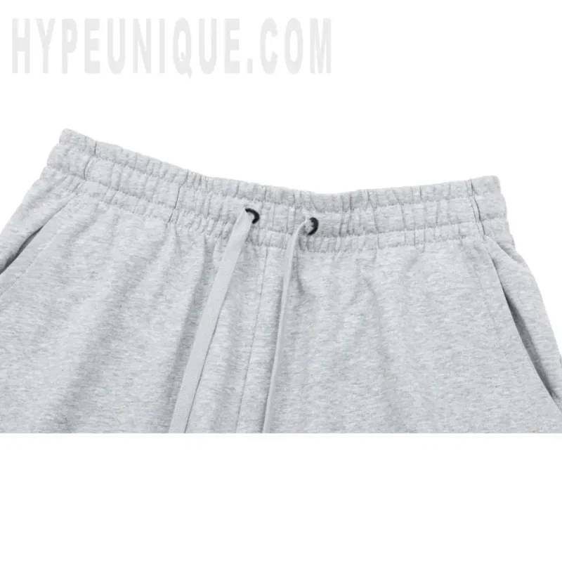 Elastic waistband detail image of the pants