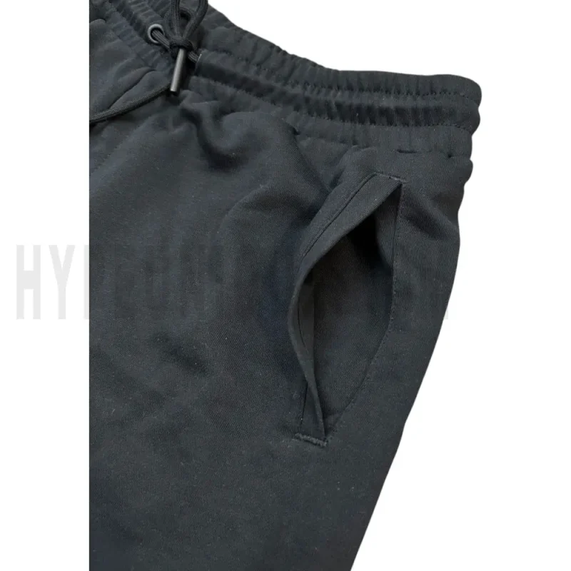 Elastic waistband detail image of the pants