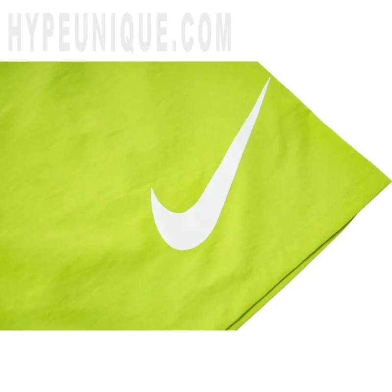 Back brand logo print on the shorts.