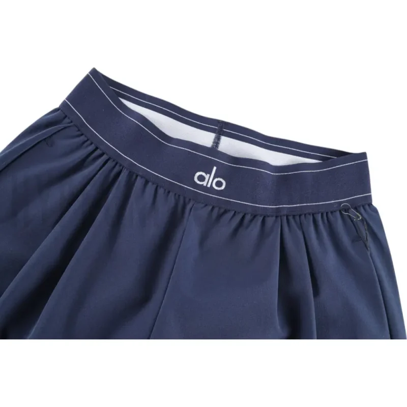 Elastic waistband detail image of the pants