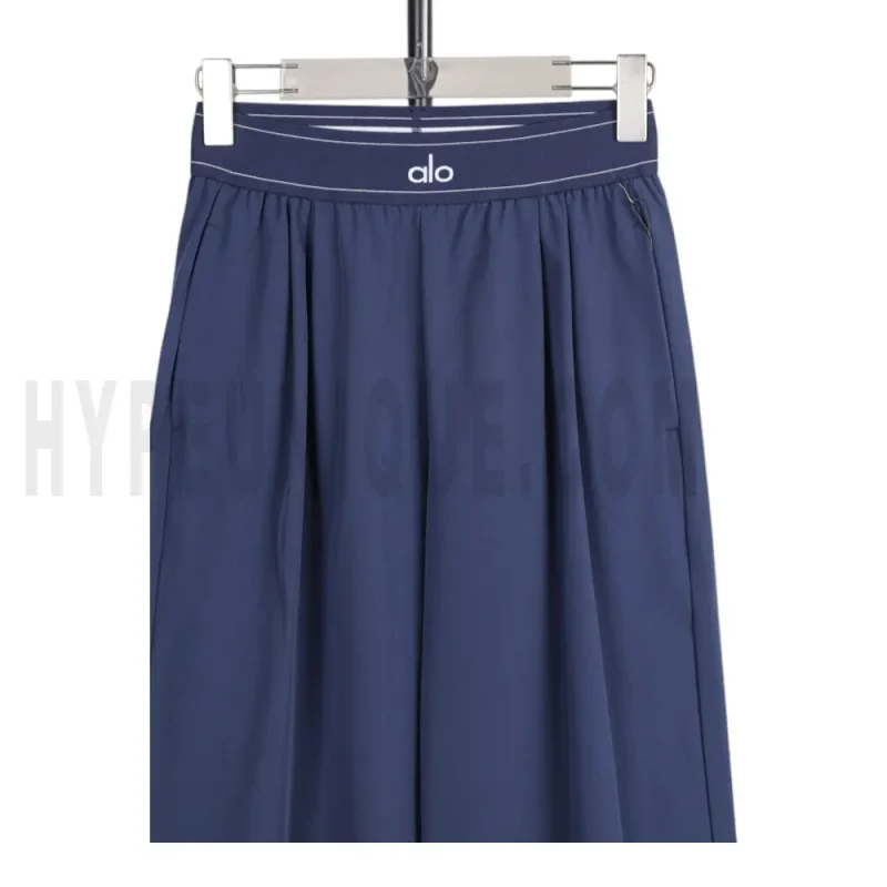 Elastic waistband detail image of the pants