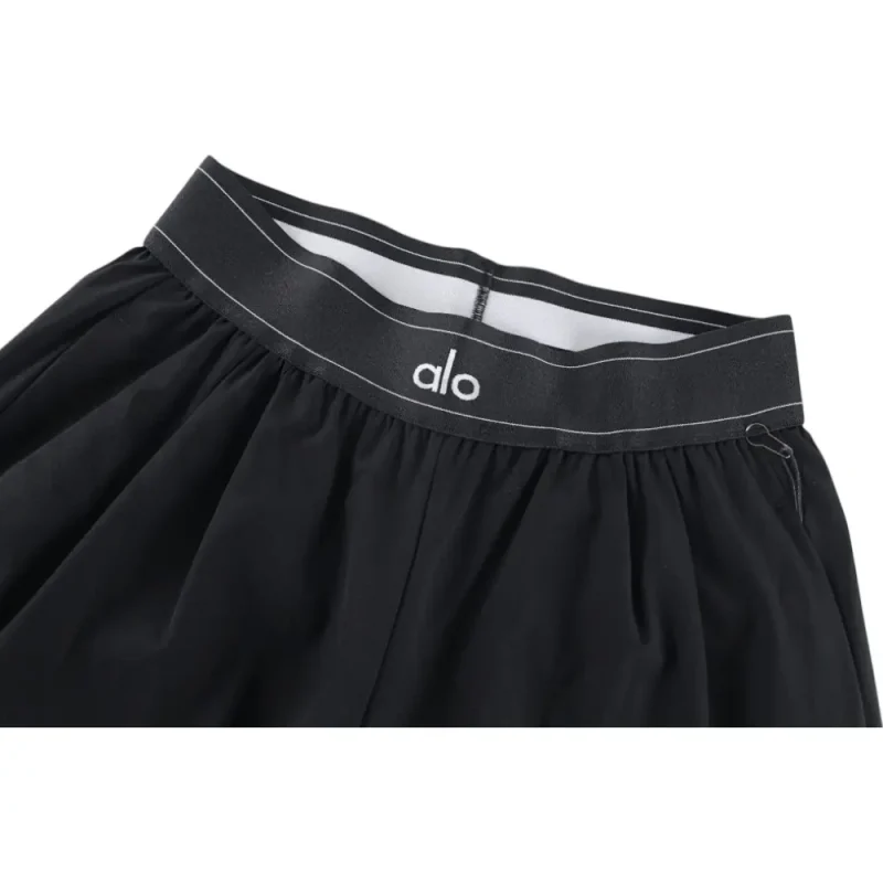 Elastic waistband detail image of the pants