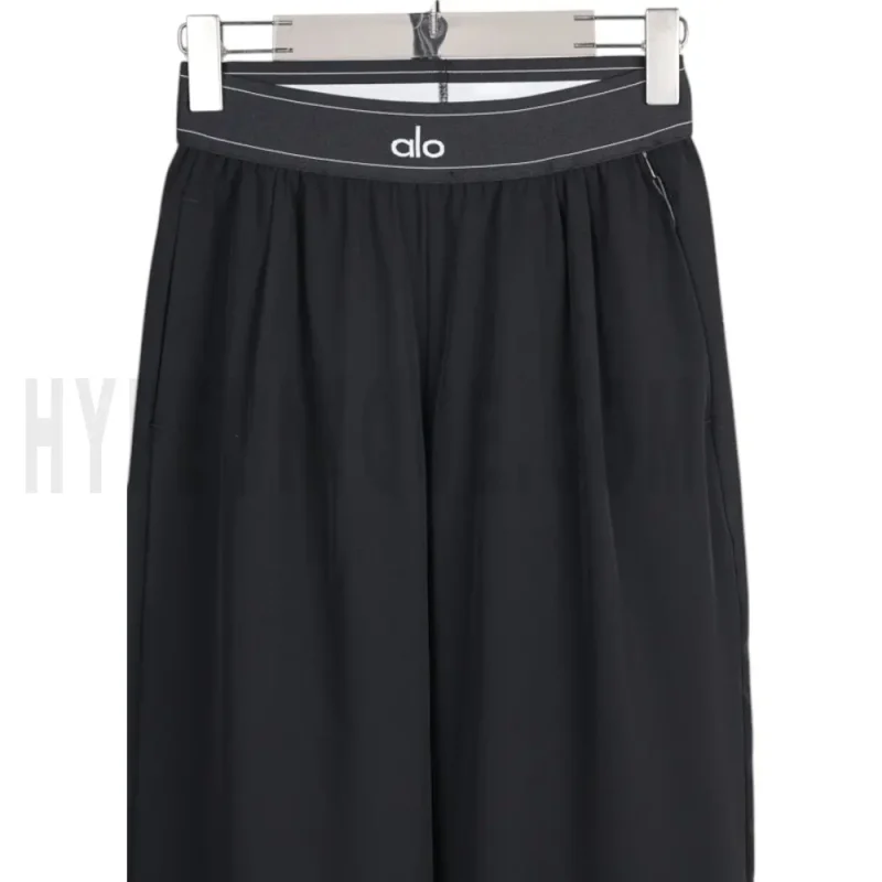 Elastic waistband detail image of the pants