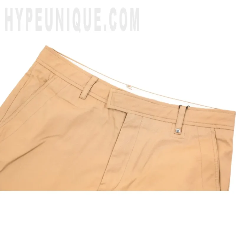 Elastic waistband detail image of the pants