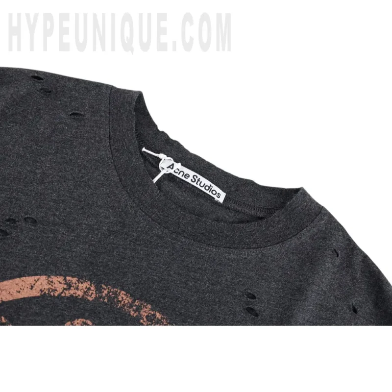 Close-up of the collar detail